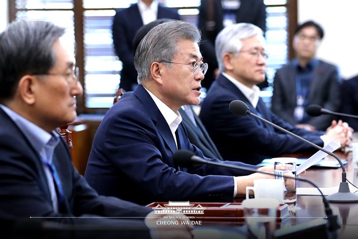 President Moon Jae-in on Feb. 11 chairs a Cabinet meeting at Cheong Wa Dae. (Cheong Wa Dae Facebook)